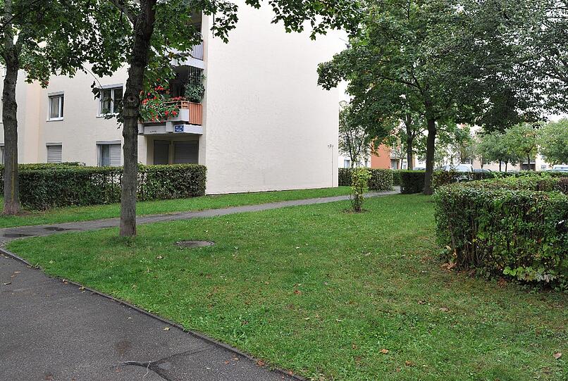 Ein Weg durch die Grünfläche einer Wohnanlage in Ingolstadt, auf der die Leiche gefunden wurde.