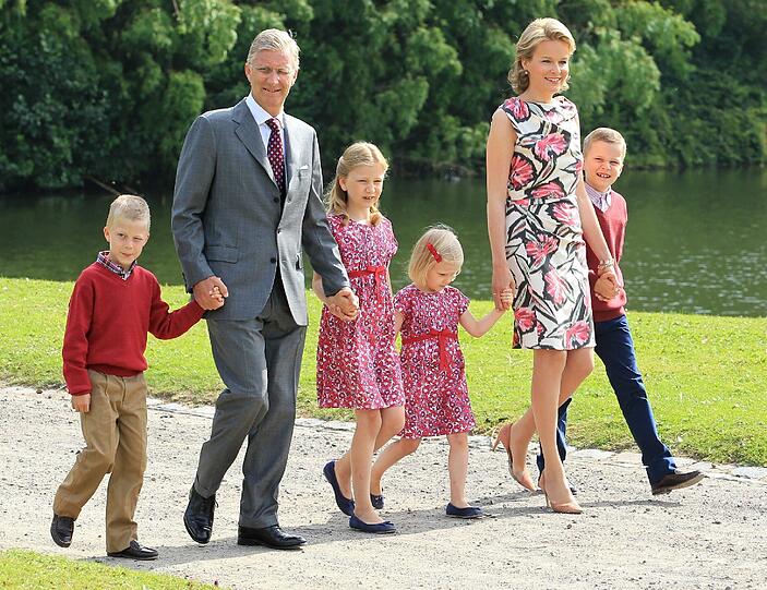 Wie die Zeit vergeht: Das Foto vom September 2012 zeigt die baldige Thronfamilie bei einem Spaziergang durch den Schlossgarten in Brüssel.