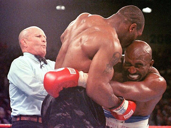 Die wohl berühmteste Beiß-Attacke der Sportgeschichte: Mike Tyson beißt Evander Holyfield ins Ohr.