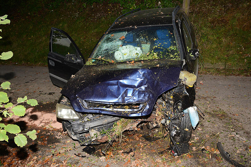 Der Opel schleuderte durch einen dicht bewachsenen Grünstreifen und krachte gegen einen Baum. Am Auto entstand ein Totalschaden.