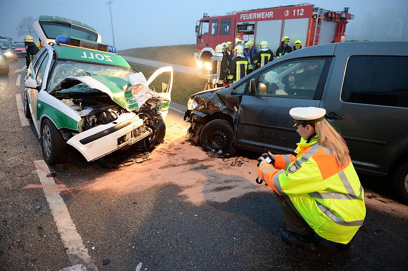 Ein Linienbus und zwei Autos sind am Montag bei Grabenstätt (Kreis Traunstein) zusammengestoßen. Die Bilder von der Unfallstelle.