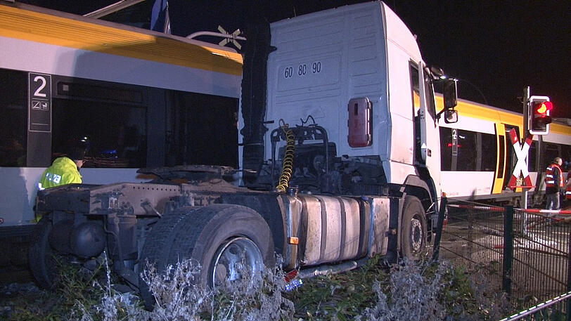 Der verunglückte Lkw in Warendorf. Acht Menschen werden bei dem Zusammenstoß verletzt.
