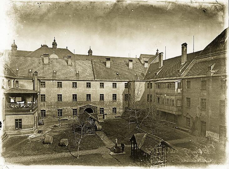 Ein Innenhof im Klinikviertel um 1907. Die Giebel und Türmchen hinter dem Dachfirst gehören zur neu eröffneten Augenklinik in der Mathildenstraße.