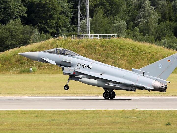 Ein Eurofighter der Luftwaffe. Foto: Bodo Marks/dpa/Archivbild