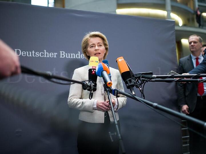 Verteidigungsministerin Ursula von der Leyen äußert sich bei der Ankunft zur Sitzung des Verteidigungsausschusses.