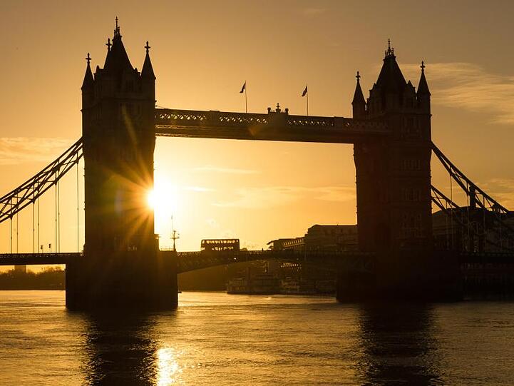 Die Tower Bridge sollte der Zugbrücke einer Ritterburg ähneln.