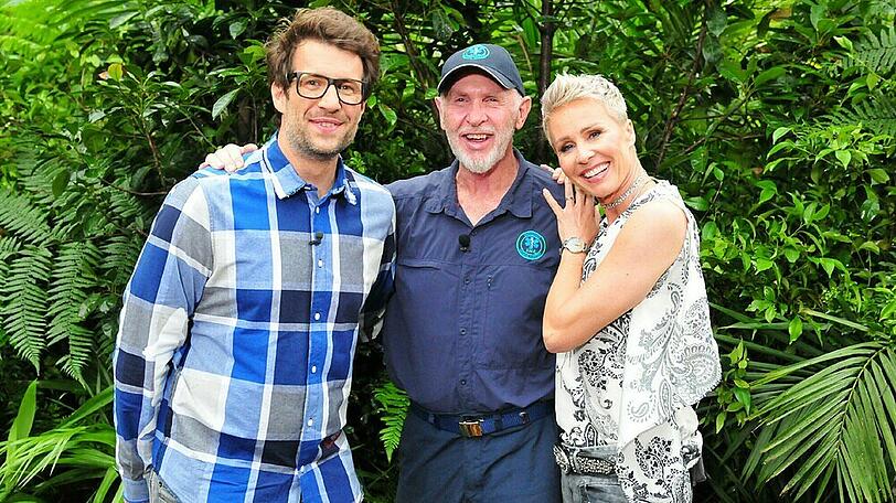 Die Moderatoren Daniel Hartwich (l.) und Sonja Zietlow mit Dschungel-Urgestein Dr. Bob