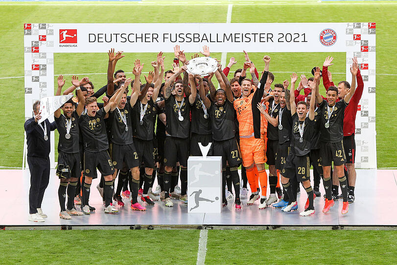 Zum neunten Mal in Folge gewinnt der FC Bayern die deutsche Meisterschaft. Große Geste von Manuel Neuer, als er Boateng, Alaba und Martínez die Schale überlässt.