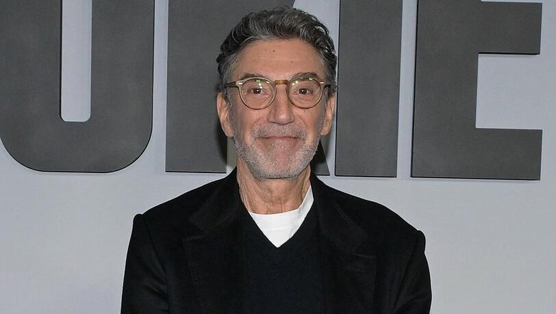 Chuck Lorre meidet Stühle mit seinem Namen drauf.