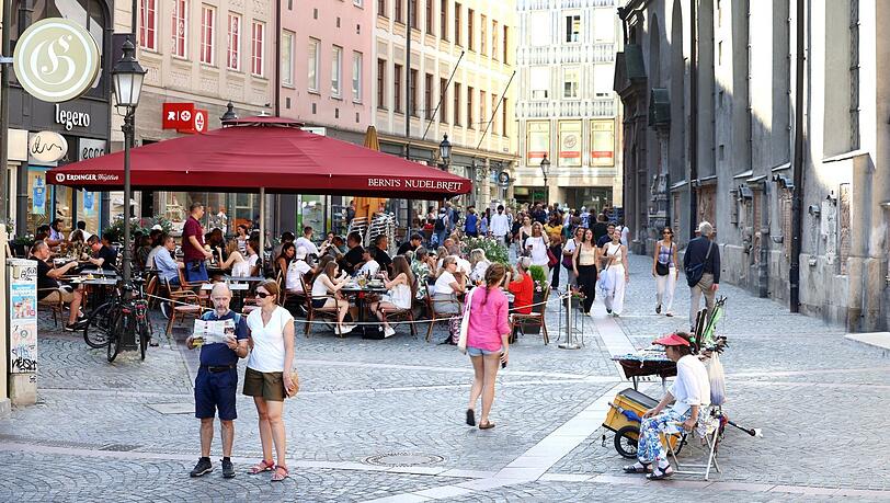 Ganz schön was los am Alten Peter: Am Petersbergl wuselt’s – auch die Touristen haben ihn längst für sich entdeckt.
