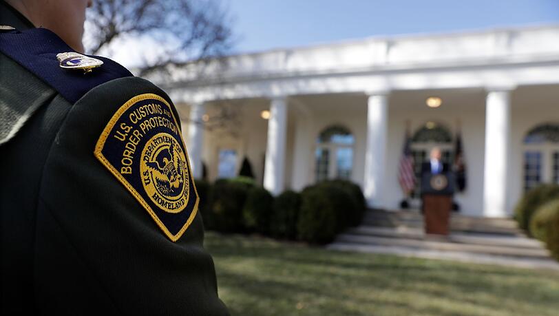 Nach dem ungeklärten Tod eines Migranten in Buffalo sieht sich das Heimatschutzministerium erneuter Kritik ausgesetzt. Nach dem ungeklärten Tod eines Migranten in Buffalo sieht sich das Heimatschutzministerium erneuter Kritik ausgesetzt.