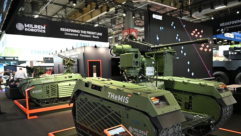 Messestand der estnischen Firma Milrem Robotics, die das unbemannte Fahrzeug Themis vorstellte. Messestand der estnischen Firma Milrem Robotics, die das unbemannte Fahrzeug Themis vorstellte.