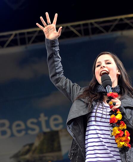 Wieder zurück in Deutschland: Über Nacht ist Lena zum Star aufgestiegen. Hier feiert sie mit ihren Fans vor dem Rathaus ihrer Heimatstadt Hannover.