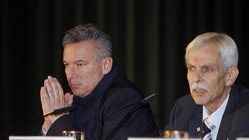 Demonstrativer Schulterschluss: Otto Steiner (l.) und Löwen-Präsident Dieter Schneider (hier auf einem Archivbild) Demonstrativer Schulterschluss: Otto Steiner (l.) und Löwen-Präsident Dieter Schneider (hier auf einem Archivbild)