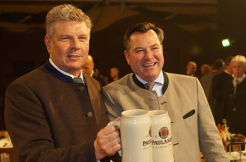 Dieter Reiter (l.) und Josef Schmid prosten in die Kamera. Einer der beiden wird am Sonntag Münchner OB.
