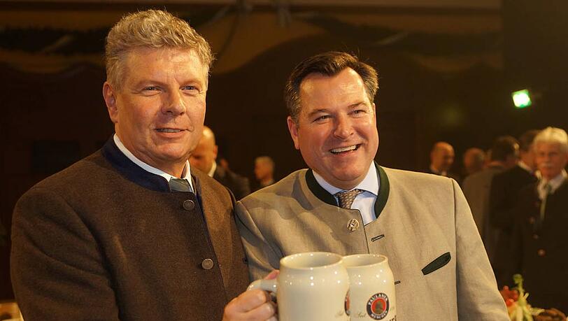 Dieter Reiter (l.) und Josef Schmid prosten in die Kamera. Einer der beiden wird am Sonntag Münchner OB. Dieter Reiter (l.) und Josef Schmid prosten in die Kamera. Einer der beiden wird am Sonntag Münchner OB.