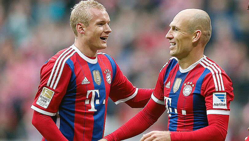 Arjen Robben (re.) beglückwünscht Sebastian Rode zu seinem ersten Treffer für den FC Bayern. Arjen Robben (re.) beglückwünscht Sebastian Rode zu seinem ersten Treffer für den FC Bayern.