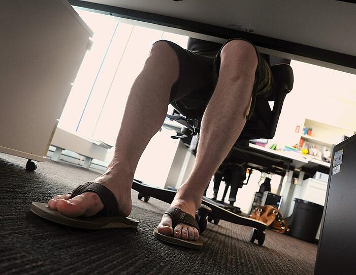 Mit kurzen Hosen und Flip-Flops: Das geht laut einer Münchner Expertin im Büro gar nicht.