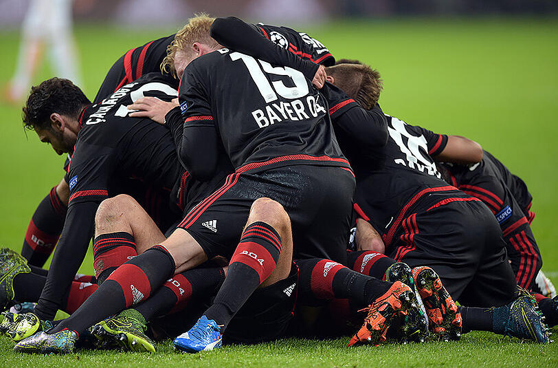 Leverkusens Mannschaft feiert das Tor zum 4:4.