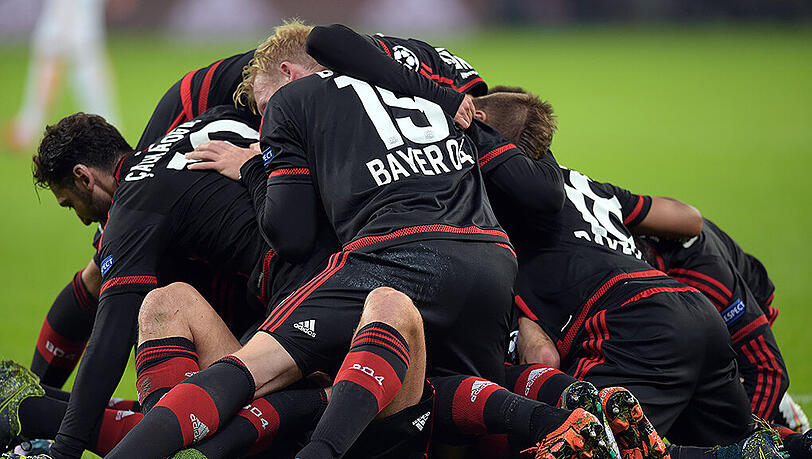 Leverkusens Mannschaft feiert das Tor zum 4:4. Leverkusens Mannschaft feiert das Tor zum 4:4.