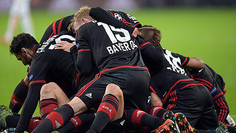 Leverkusens Mannschaft feiert das Tor zum 4:4.