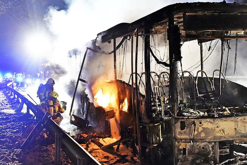 Am Mittwoch brannte auf der A8 bei Irschenberg ein Flüchtlingsbus komplett aus.