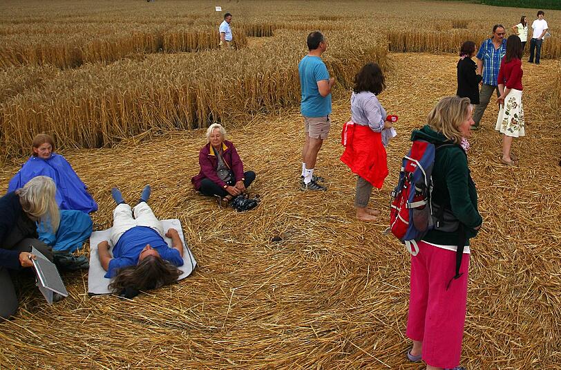 Kornkreise ziehen immer wieder zahlreiche Schaulustige an. (Symbolbild)
