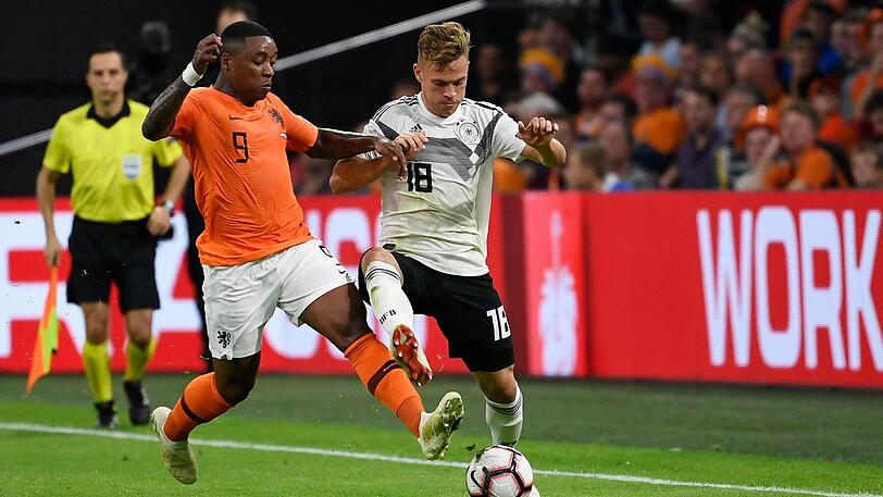 Im Oktober trafen Steven Bergwijn (l.) und Joshua Kimmich noch mit ihren Nationalmannschaften aufeinander, ab der kommenden Saison könnten beide zusammen beim FC Bayern spielen.