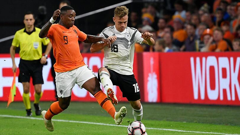 Im Oktober trafen Steven Bergwijn (l.) und Joshua Kimmich noch mit ihren Nationalmannschaften aufeinander, ab der kommenden Saison könnten beide zusammen beim FC Bayern spielen. Im Oktober trafen Steven Bergwijn (l.) und Joshua Kimmich noch mit ihren Nationalmannschaften aufeinander, ab der kommenden Saison könnten beide zusammen beim FC Bayern spielen.