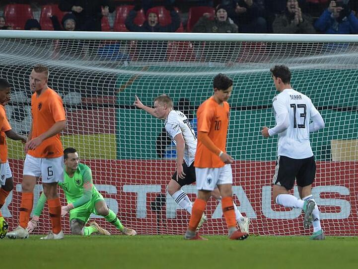 Philipp Ochs (3.v.r.) feiert sein Tor zum 1:0.