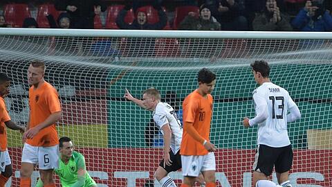 Philipp Ochs (3.v.r.) feiert sein Tor zum 1:0.