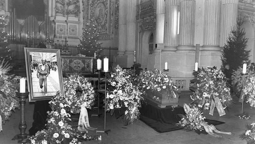 Der Sarg von Sigi Sommer 1996 in der Theatinerkirche. Der Sarg von Sigi Sommer 1996 in der Theatinerkirche.