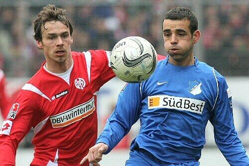 Hoffenheims Fransisco Copado (r.), gegen Markus Feulner
