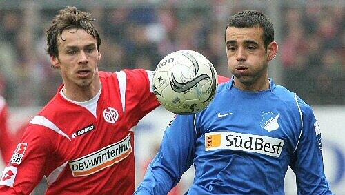 Hoffenheims Fransisco Copado (r.), gegen Markus Feulner Hoffenheims Fransisco Copado (r.), gegen Markus Feulner