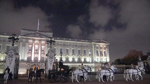Der Buckingham Palace in London: Am Dienstagabend wurde hier ein verdächtiger Mann festgenommen und eine kontrollierte Explosion durchgeführt.
