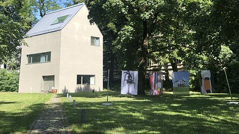 Dieses Haus steht im Garten hinter der Kunstakademie. Auch ein Bach fließt hier.