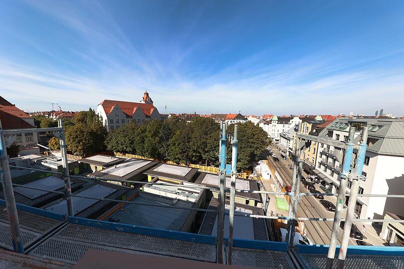 Von der Dachterrasse im sechsten Stock schaut man weit über Schwabing. Hier der Blick nach Norden, unten schon zu sehen: die Marktstandl-Neubauten am Elisabethmarkt.