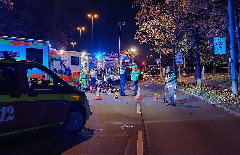 Ein schwerstverletztes Kleinkind musste reanimiert werden. Es wurde in den Schockraum einer Münchner Klinik transportiert.