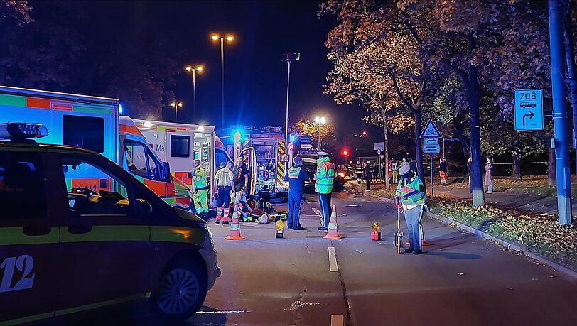 Ein schwerstverletztes Kleinkind musste reanimiert werden. Es wurde in den Schockraum einer Münchner Klinik transportiert. Ein schwerstverletztes Kleinkind musste reanimiert werden. Es wurde in den Schockraum einer Münchner Klinik transportiert.