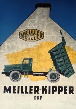 Das Meiller-Logo ist auch an der Hauswand zu sehen. Das Meiller-Logo ist auch an der Hauswand zu sehen.