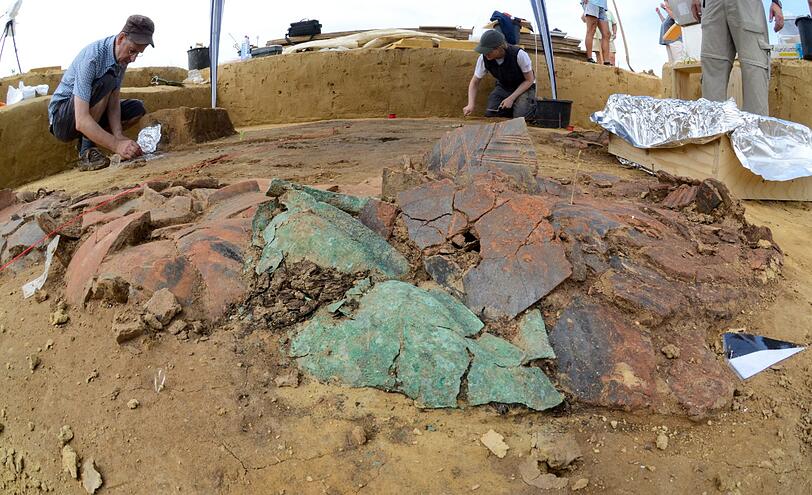 Archäologen arbeiten am Mittwoch in Otzing (Niederbayern) an einer rund 3000 Jahre alten freigelegten Grabkammer. Am Mittwoch wurde mit der aufwendigen Bergung der Grabstätte aus der sogenannten Hallstattzeit aus dem 8. Jahrhundert vor Christus begonnen.