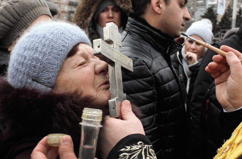 Ein orthodoxer Priester segnet Gläubige in der Stadt Mariupol: Die Welt hofft auf eine friedliche Lösung der Ukraine-Krise.