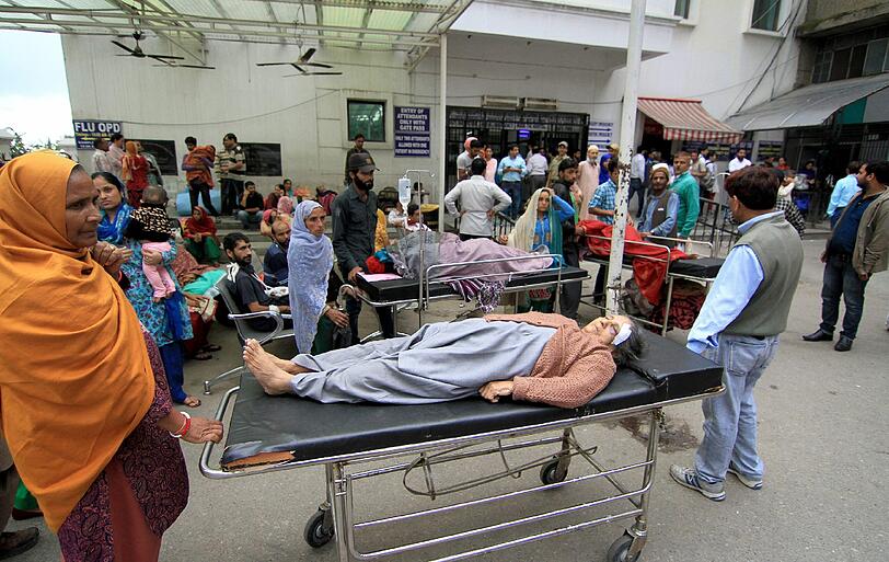 Ein schweres Erdbeben der Stärke 7,7 hat die Hindukusch-Regionen in Afghanistan, Pakistan und Indien erschüttert.