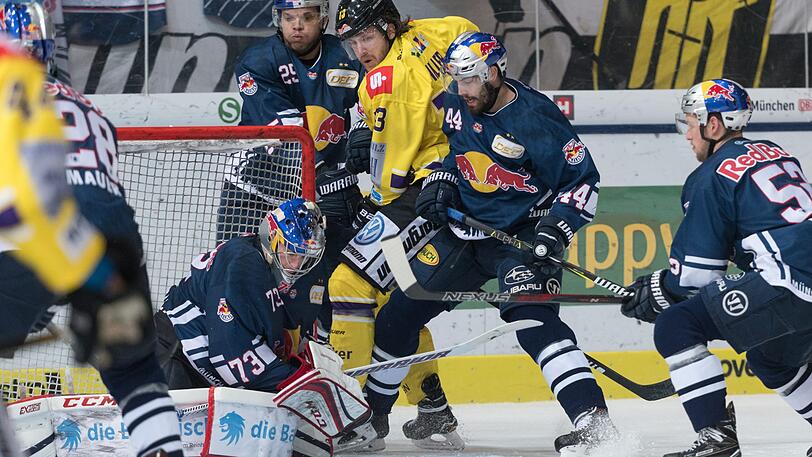 Hat viel zu tun im Spiel des EHC gegen die Krefeld-Pinguine: Der Münchner Goalie David Leggio (Mi.).