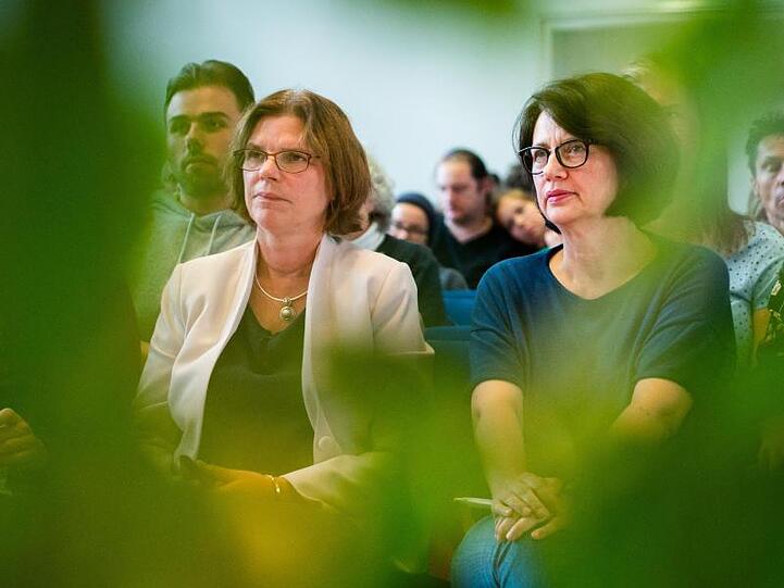 Der Weg der Linken führt in die Landesregierung von Bremen: Die Bürgerschaftsabgeordneten Kristina Vogt (l.) und Claudia Bernhard beim Landesparteitag.
