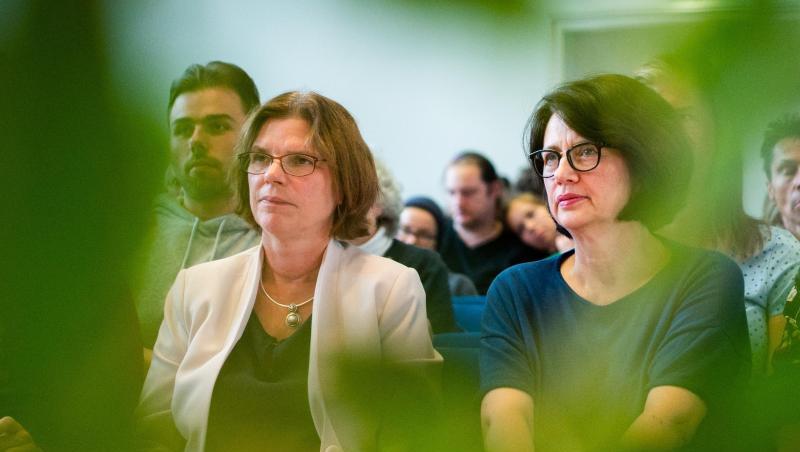 Der Weg der Linken führt in die Landesregierung von Bremen: Die Bürgerschaftsabgeordneten Kristina Vogt (l.) und Claudia Bernhard beim Landesparteitag. Der Weg der Linken führt in die Landesregierung von Bremen: Die Bürgerschaftsabgeordneten Kristina Vogt (l.) und Claudia Bernhard beim Landesparteitag.