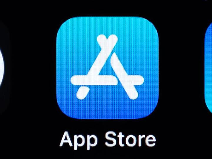 Das App-Store-Logo ist auf dem Bildschirm eines iPhones zu sehen.