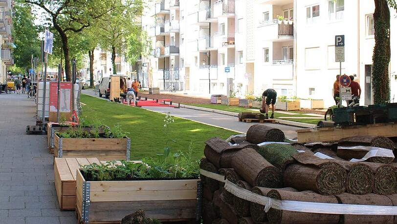 Um die 500 Quadratmeter Rasen werden auf den Parkplätzen verlegt.