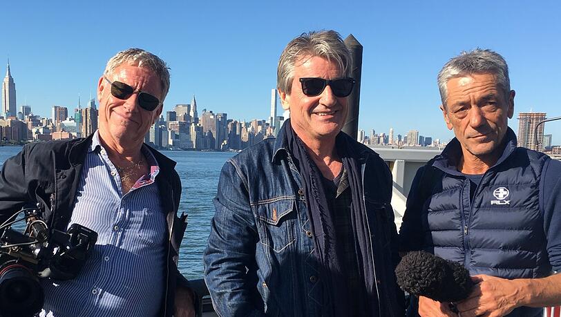 Das Duo rund um den Filmemacher Franz X. Gernstl vor der Skyline Manhattan. Links Kameramann Hans Peter Fischer, rechts Tonmann Stefan Ravasz.