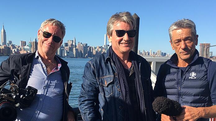 Das Duo rund um den Filmemacher Franz X. Gernstl vor der Skyline Manhattan. Links Kameramann Hans Peter Fischer, rechts Tonmann Stefan Ravasz.